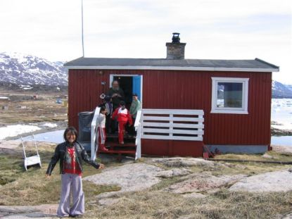 Ingang til huset - ofte besøg af grønlandske børn
