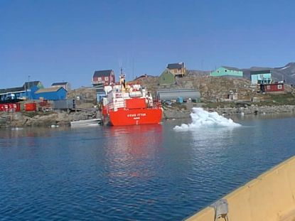 Færgen i havn i Saqqaq. Den sejler en gang om ugen om sommeren (ofte torsdage) - frem og tilbage fra Ilulissat, samme dag. Ca. 7 timers sejllads (af og til dog hurtigere båd 4 timer), går ind ved to andre bygder.